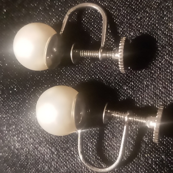 Pearl like screw back earrings - Picture 1 of 4